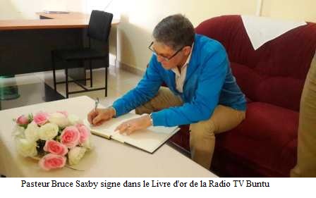 Pasteur  Bruce Saxby d’Australie effectue une visite à  la Radio TV Buntu.