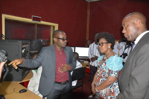 Visite de la Ministre de la communication, des Technologies de l’information et médias  dans les organes de presse basés en province Ngozi