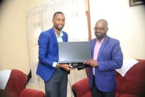 L’Eglise Christ Life de Ngozi remet un kit informatique à la Radio TV Buntu